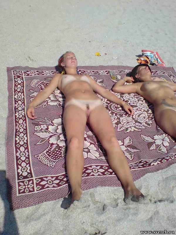 Голые подружки загорают на нудистском пляже (тайная съёмка) 7 фото
