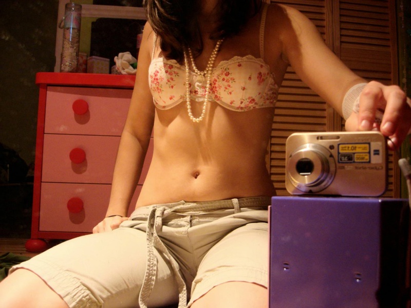 18летняя брюнетка делает селфи перед зеркалом на фотоаппарат 4 фото