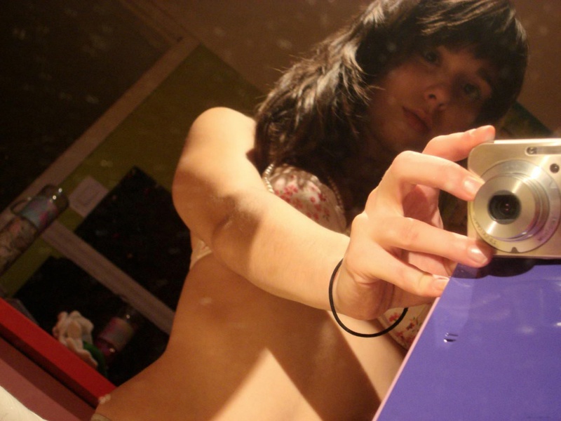 18летняя брюнетка делает селфи перед зеркалом на фотоаппарат 10 фото