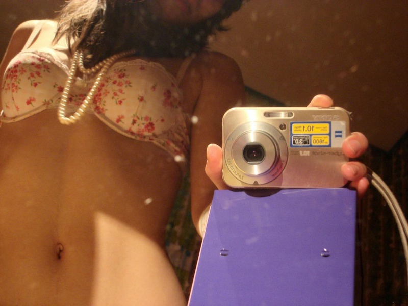 18летняя брюнетка делает селфи перед зеркалом на фотоаппарат 11 фото