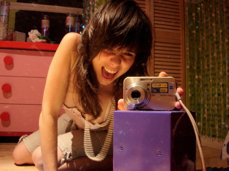 18летняя брюнетка делает селфи перед зеркалом на фотоаппарат 9 фото