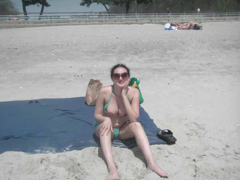 Брюнетка в очках оголяет большие груди и киску на пляже 9 фото