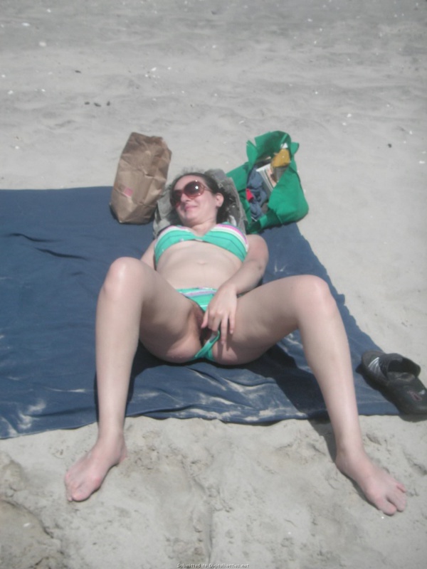 Брюнетка в очках оголяет большие груди и киску на пляже 15 фото