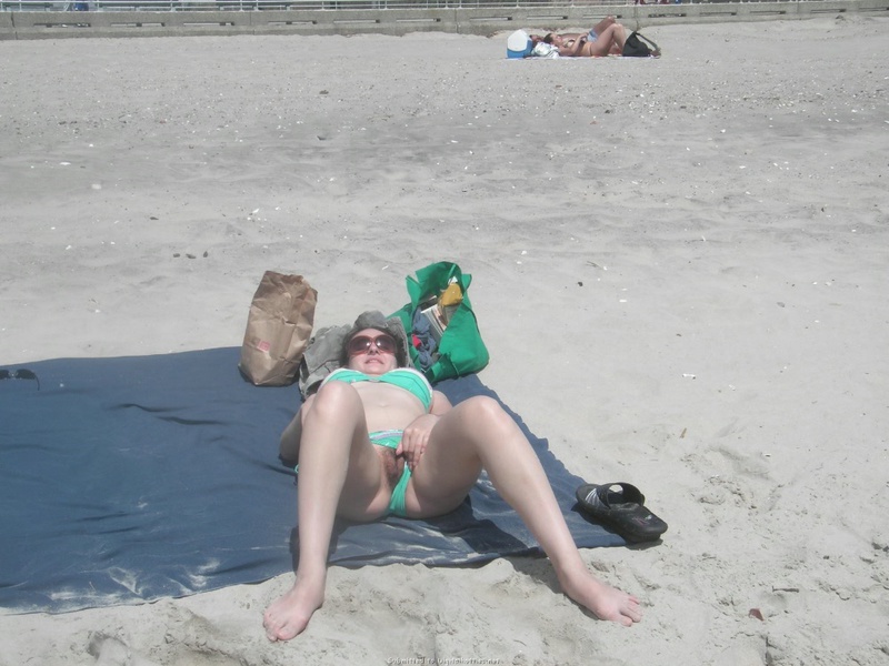 Брюнетка в очках оголяет большие груди и киску на пляже 12 фото