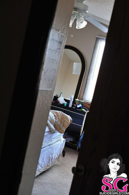 18летняя анимэшница с зелеными волосами разделась на постели 3 фото