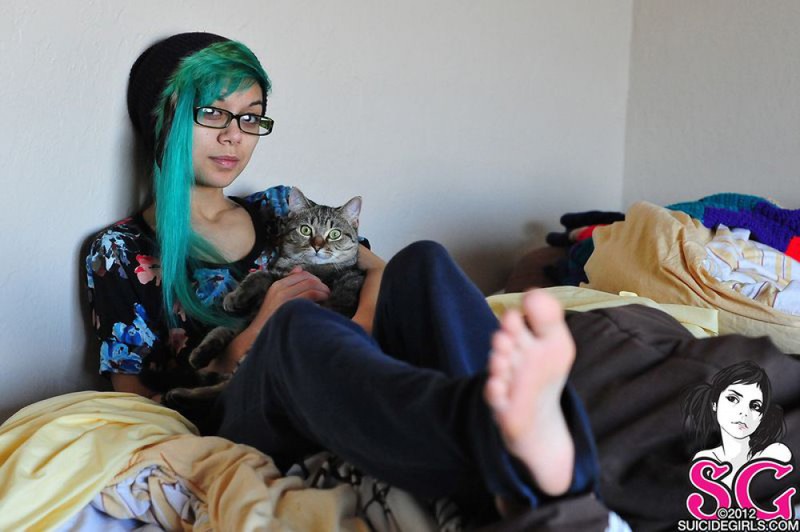 18летняя анимэшница с зелеными волосами разделась на постели 9 фото