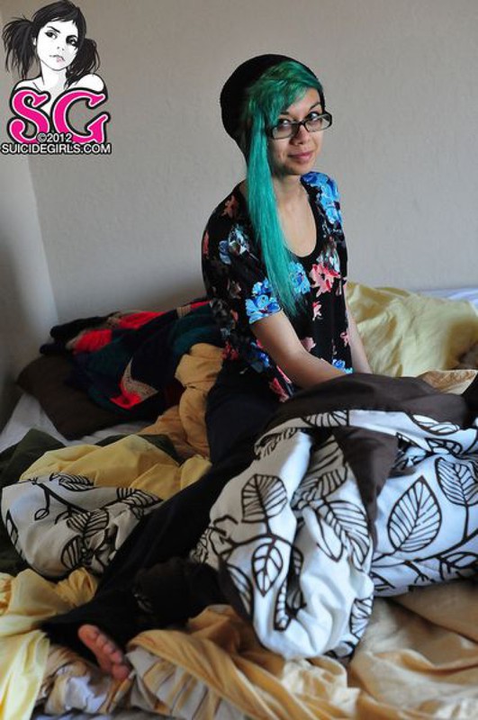 18летняя анимэшница с зелеными волосами разделась на постели 27 фото