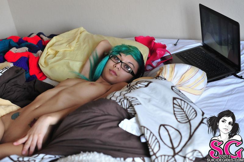 18летняя анимэшница с зелеными волосами разделась на постели 20 фото