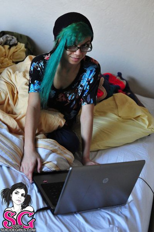 18летняя анимэшница с зелеными волосами разделась на постели 23 фото