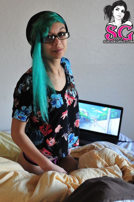 18летняя анимэшница с зелеными волосами разделась на постели 28 фото
