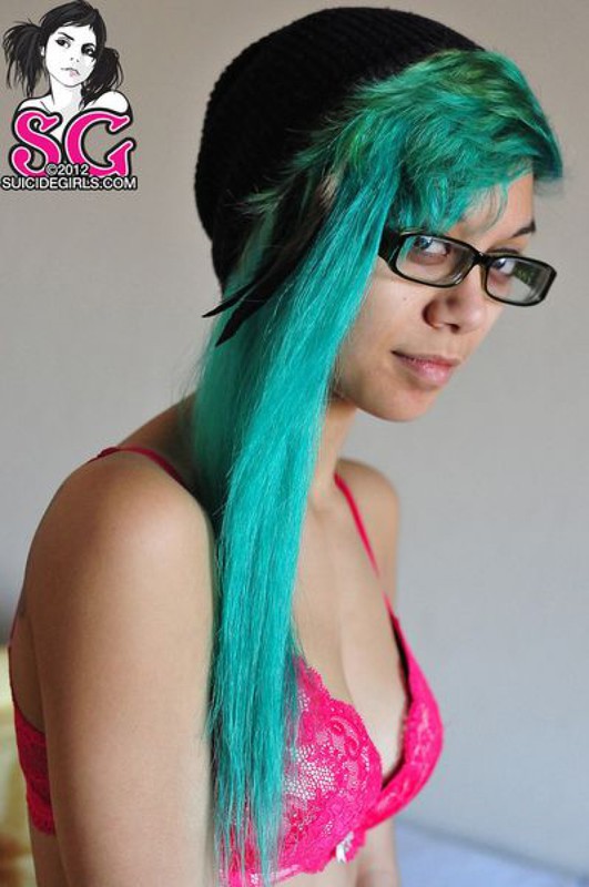 18летняя анимэшница с зелеными волосами разделась на постели 25 фото