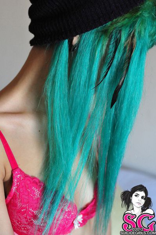 18летняя анимэшница с зелеными волосами разделась на постели 24 фото