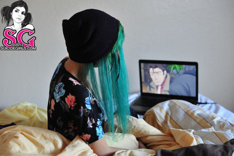 18летняя анимэшница с зелеными волосами разделась на постели 37 фото
