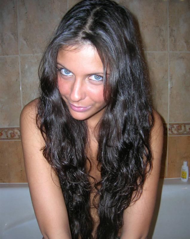 Голубоглазая брюнетка с длинными волосами позирует в ванной голая 3 фото