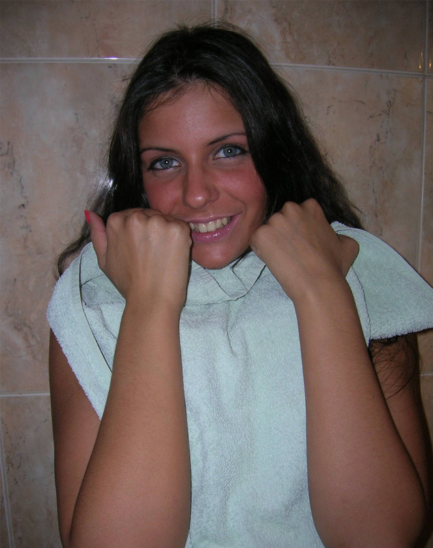 Голубоглазая брюнетка с длинными волосами позирует в ванной голая 8 фото