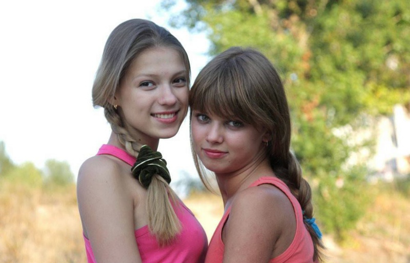 Молодые лесбиянки развлеклись на природе 2 фото