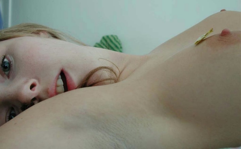 Эмоциональная девка валяется на кроватке с камерой 11 фото