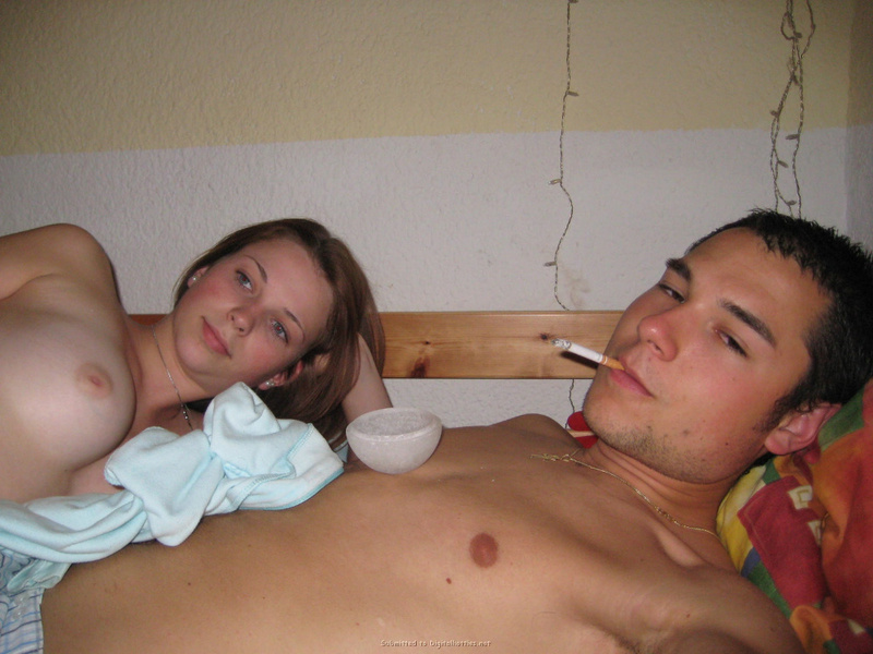 Молодая девка с голыми сиськами лежит в кровати с парнем 9 фото