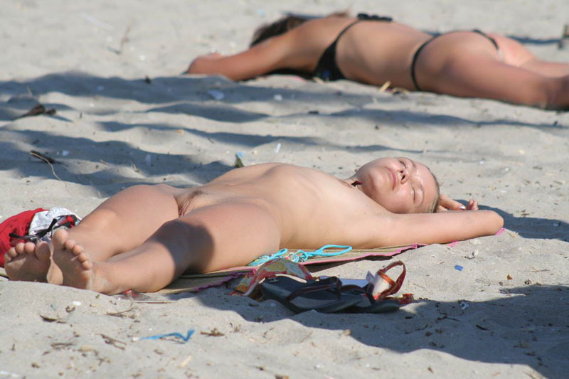 Горячие девушки отдыхают на нудистком пляже в трусиках и голые 7 фото