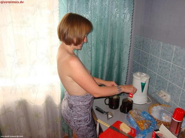 Горячая домохозяйка позирует в чулках с голой киской 8 фото