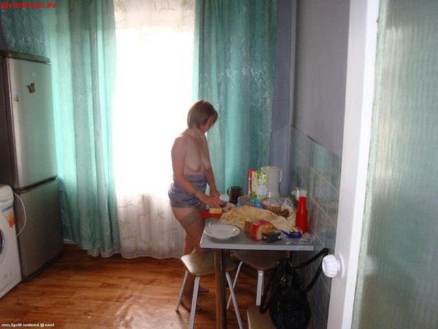 Горячая домохозяйка позирует в чулках с голой киской 4 фото