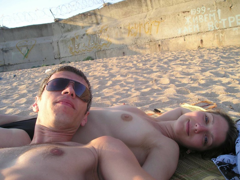 Подружка показывает парню голые сиськи на пляже 8 фото