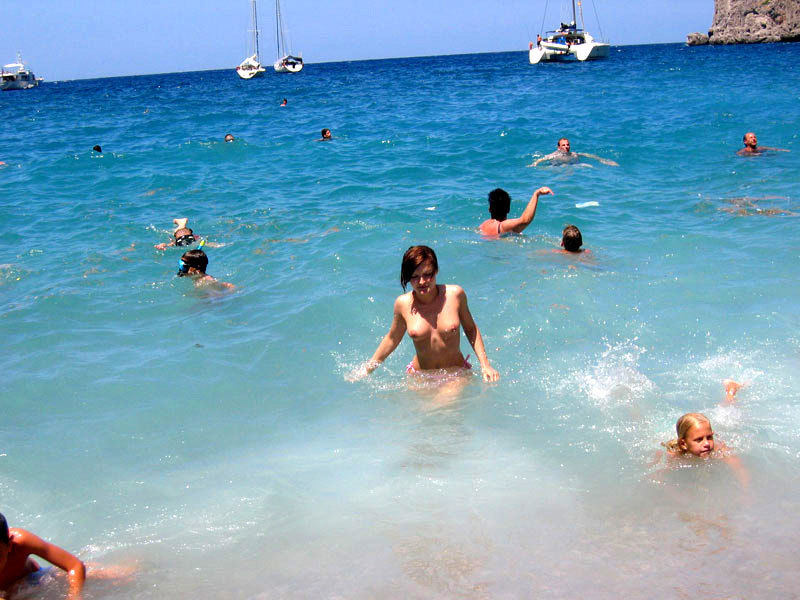 Славянка на курорте загорает топлес и купается голышом на пляже 7 фото