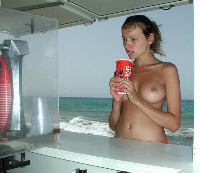 Стройные девушки в бикини на пляже 2 фото
