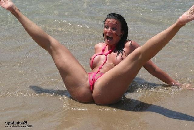 Стройные девушки в бикини на пляже 20 фото