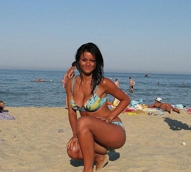 Стройные девушки в бикини на пляже 23 фото