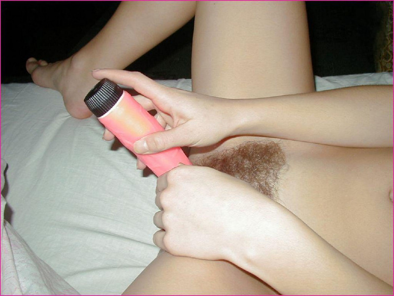 Русская девушка мастурбирует киску розовым дилдо на кровати 10 фото