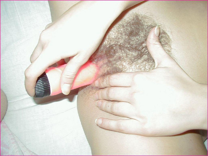 Русская девушка мастурбирует киску розовым дилдо на кровати 12 фото