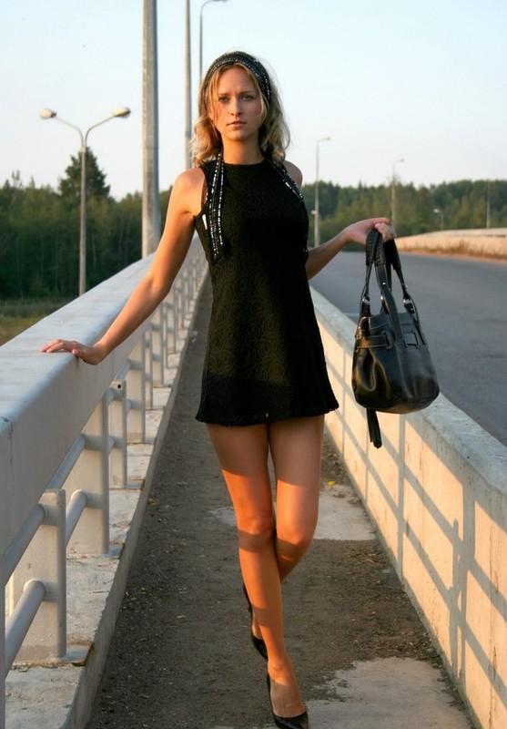голая девушка на мосту фото