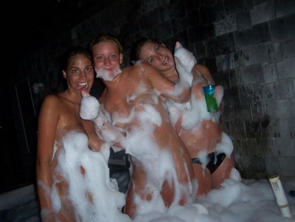 Горячие студентки-лесбиянки развлекаются на вечеринках 5 фото