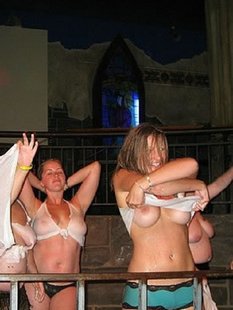 Горячие студентки-лесбиянки развлекаются на вечеринках