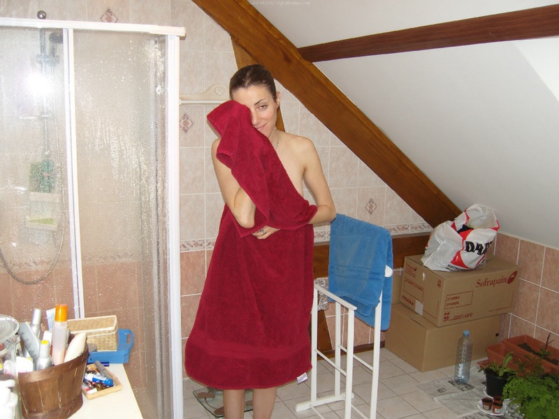 Спортивная дама с короткой стрижкой раздевается в квартире 18 фото