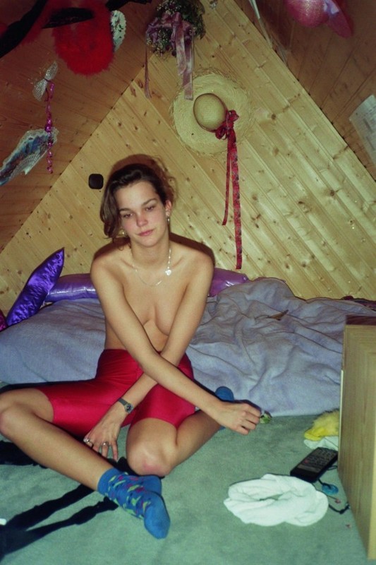 18летняя девушка из русского села раздевается на кровати чердака 8 фото