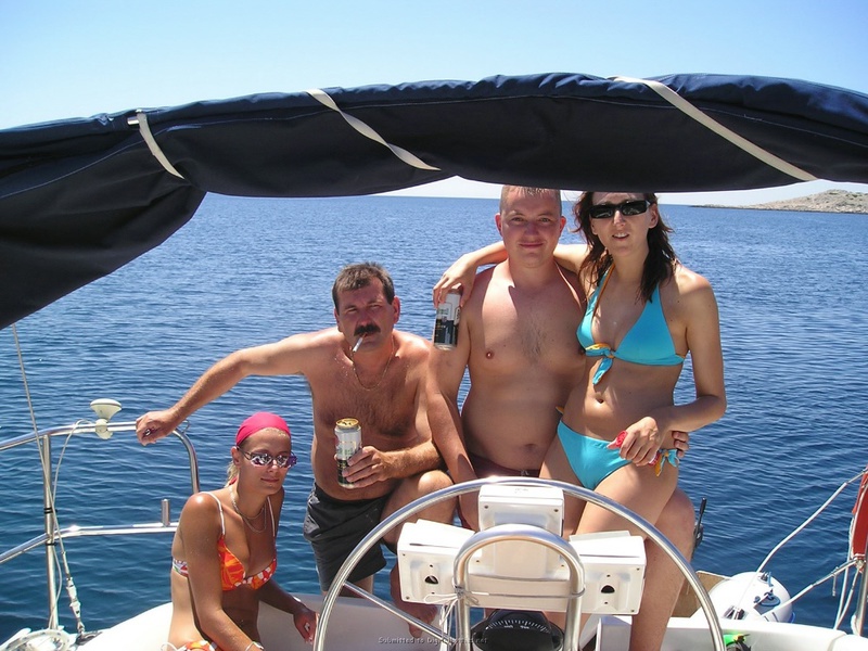 Пьяный отдых на яхте в компании озорных подружек 12 фото