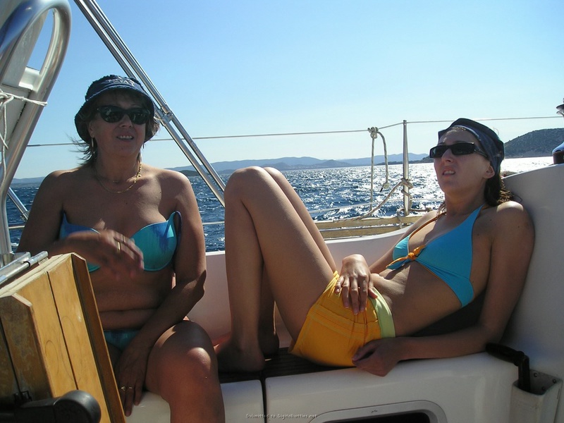 Пьяный отдых на яхте в компании озорных подружек 9 фото