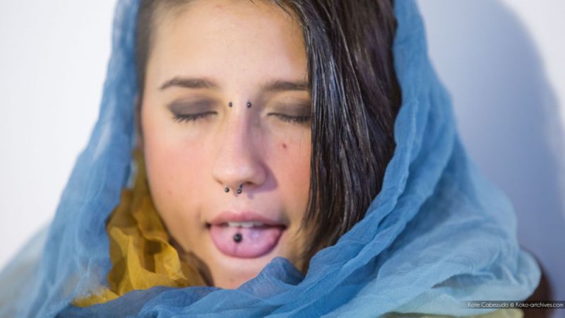 Девушка с украинским флагом и пирсингом в носу мастурбирует киску 11 фото