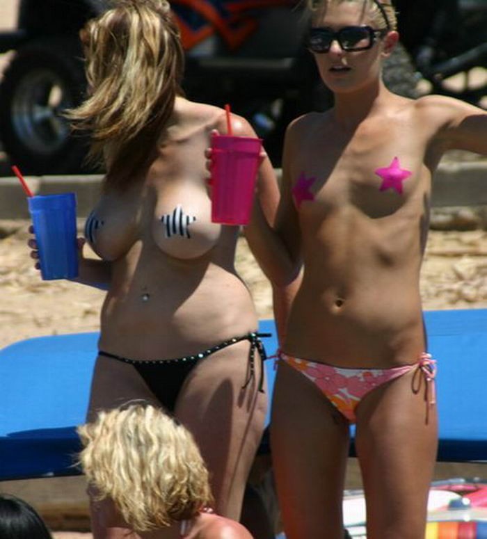 Подборка девушек в бикини и сексуальном белье на пляже и дома 3 фото