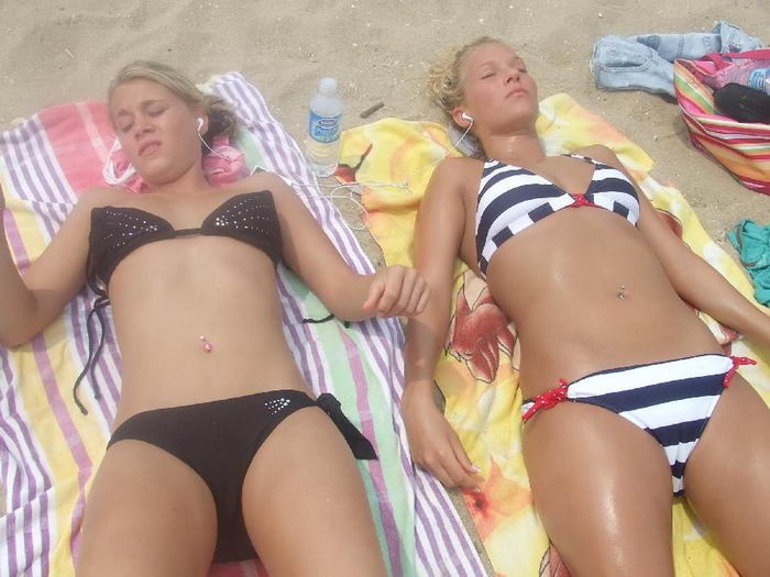 Подборка девушек в бикини и сексуальном белье на пляже и дома 6 фото
