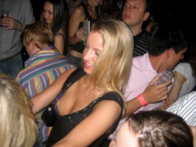 Пьяные телки показывают голые сиськи в клубе 3 фото