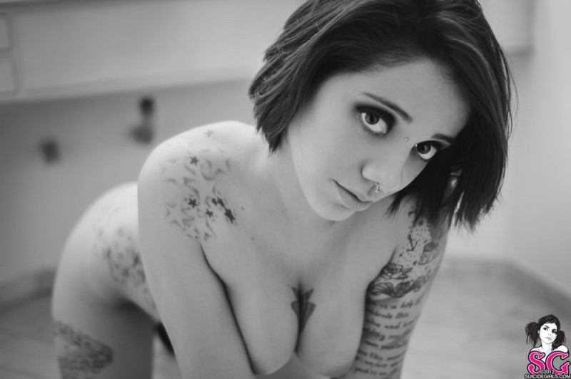 Черно-белые снимки татуированной неформалки с пирсингом в ванной 4 фото