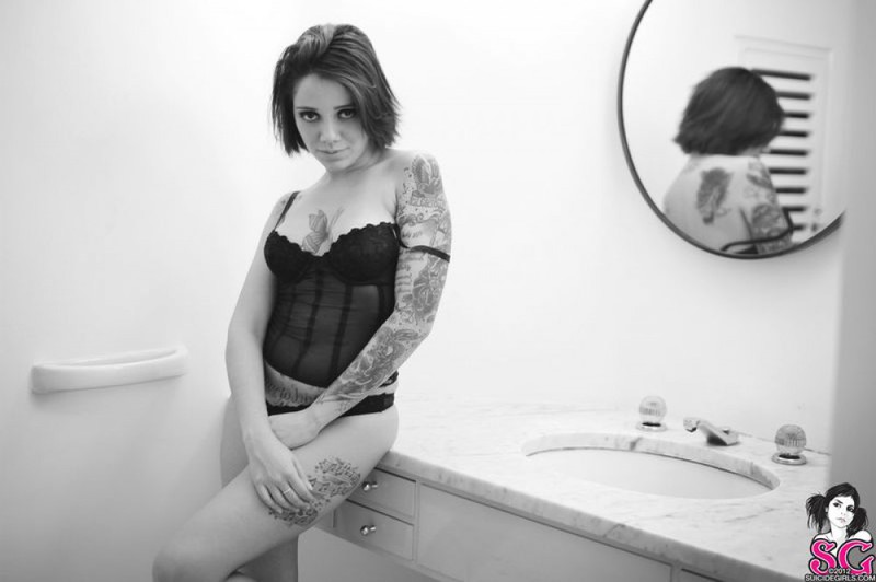 Черно-белые снимки татуированной неформалки с пирсингом в ванной 5 фото
