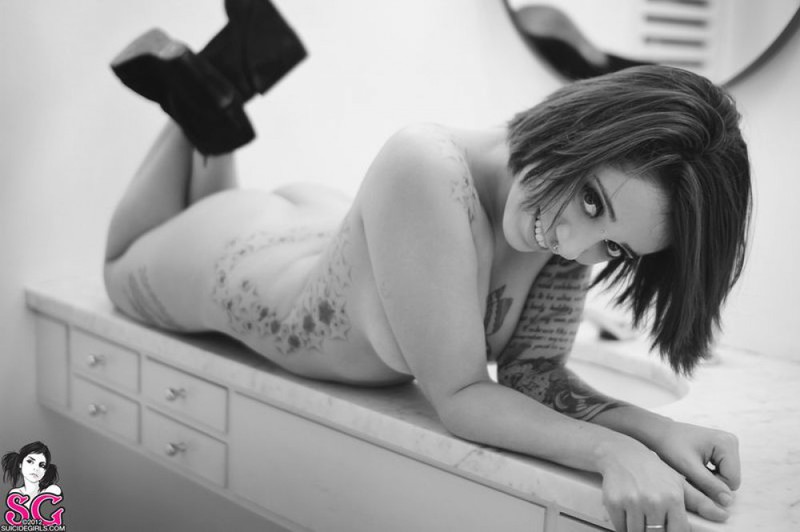 Черно-белые снимки татуированной неформалки с пирсингом в ванной 7 фото