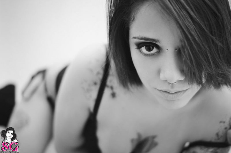 Черно-белые снимки татуированной неформалки с пирсингом в ванной 17 фото