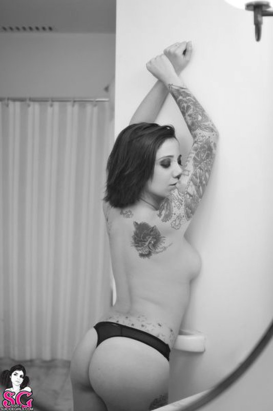 Черно-белые снимки татуированной неформалки с пирсингом в ванной 20 фото