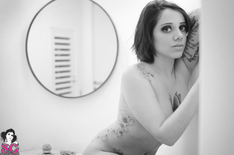 Черно-белые снимки татуированной неформалки с пирсингом в ванной 40 фото