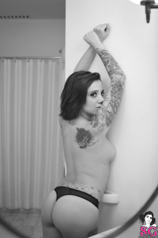 Черно-белые снимки татуированной неформалки с пирсингом в ванной 37 фото